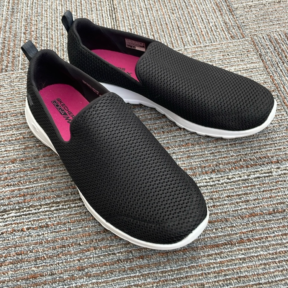 Skechers Go Walk Goga Max slip ons - Black